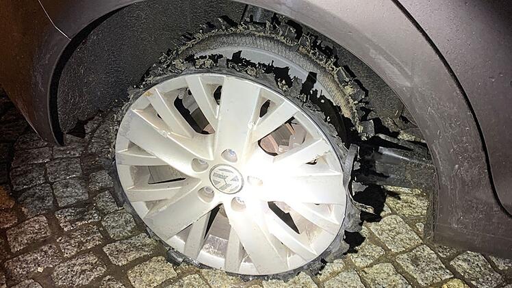 Behringersdorf: Betrunkene 77-Jährige fährt über Kreisverkehr - Reifen komplett abgefahren