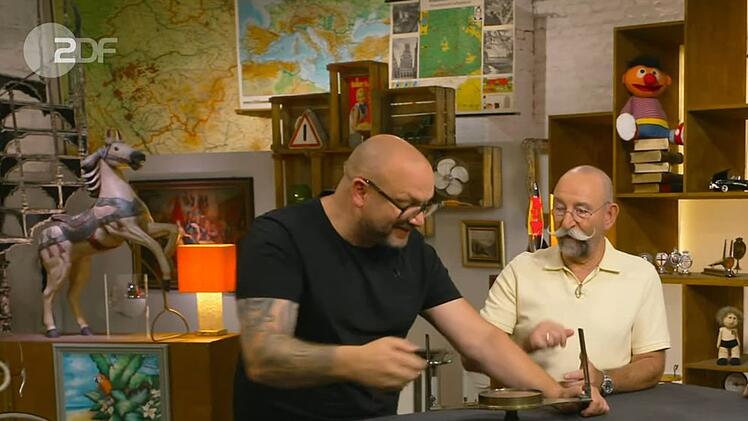 Bevor die "Bares f&uuml;r Rares"-Expertise so richtig begann, kriegten sich Horst Lichter und Experte Sven Deutschmanek in die Haare.