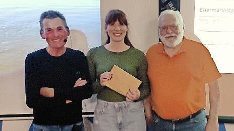 Sophie Wohlpart &uuml;bernimmt die Spende von J&uuml;rgen P&ouml;hlmann (l.).