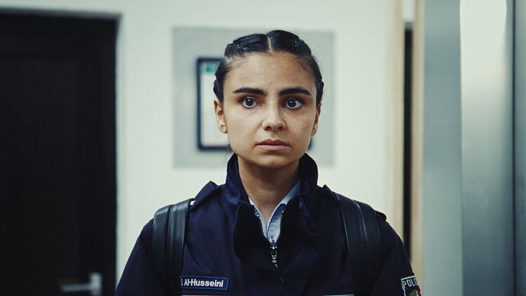 Die junge Polizeibeamtin Isra Al-Husseini (Bayan Layla) st&ouml;&szlig;t als arabische Native Speakerin zum Staatsschutz in NRW.