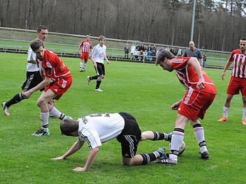 Einen intensiven Fight lieferten sich der TSV Ebenhausen und der TSV Steinach. Hier beharken sich Steinachs Arne Wieschal und Julian Wahler. Foto: Hopf