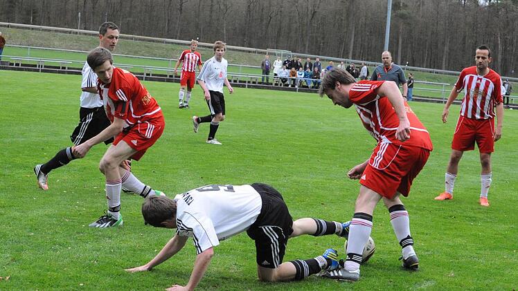 Einen intensiven Fight lieferten sich der TSV Ebenhausen und der TSV Steinach. Hier beharken sich Steinachs Arne Wieschal und Julian Wahler. Foto: Hopf