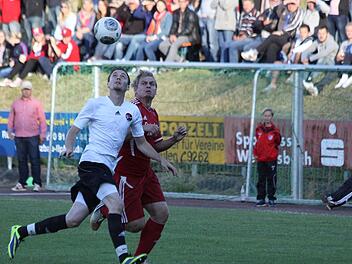 Der Poxdorfer Markus Hirt (weißes Trikot) schirmte in dieser Szene den Ball erfolgreich gegen den Kersbacher Klaus Kainer ab. Fotos: Uwe Kellner