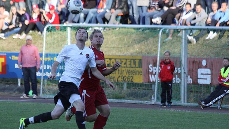 Der Poxdorfer Markus Hirt (weißes Trikot) schirmte in dieser Szene den Ball erfolgreich gegen den Kersbacher Klaus Kainer ab. Fotos: Uwe Kellner