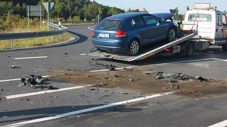 Der Audi auf dem Abschleppwagen. Er blieb nach dem Zusammenstoß an der braunen Stelle quer zur Fahrtrichtung liegen.  Foto: Friedwald Schedel
