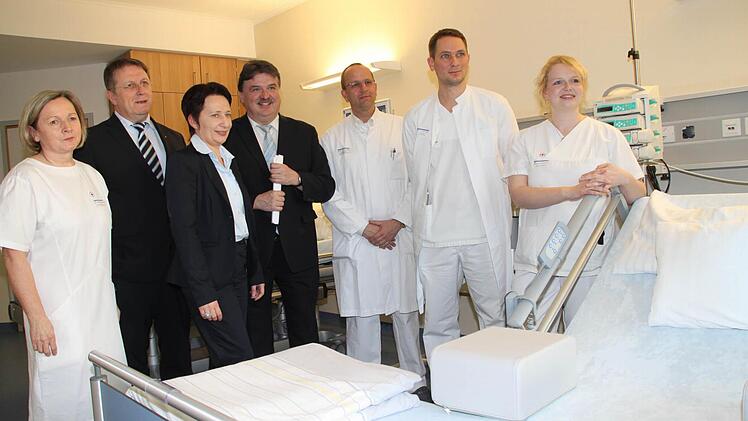 Geht am Montag in Betrieb: die für eine Million Euro umgebaute Intermediate-Care-Station mit zwölf Betten. Pflegedienstleiterin Franziska Schlegel, OB Henry Schramm, Geschäftsführerin Brigitte Angermann, Landrat Klaus Peter Söllner, Leitender Arzt der Neurologie, Dr. Christian Konhäuser, Oberarzt Dr. Nicolai Schineis und Stationsleiterin Svenja Grampp (von links) besichtigen die neuen Räumlichkeiten.