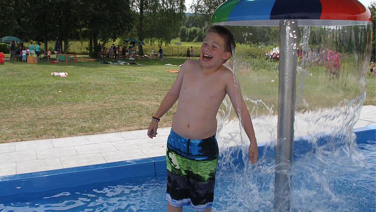 Luca Meisel genoss beim Kindertag die Abkühlung unter dem Wasserpilz. Foto: Sonja Adam