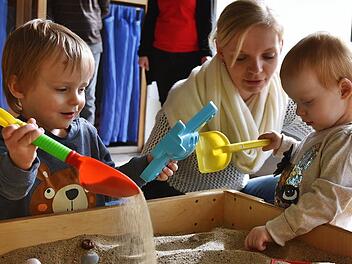 Elias Khwaja und Melanie und Josephine Hehn spielen im Willy-Machold-Kindergarten am Sandtisch. In der kommunalen Einrichtung arbeiten die Erzieherinnen nach einem Qualitätshandbuch, das die Kinder in ihrer Selbstständigkeit und Kreativität unterstützen soll. Fotos: Gabi Arnold