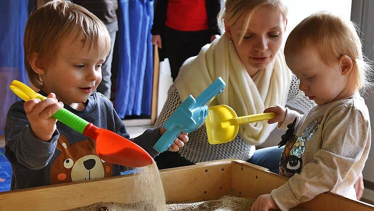 Elias Khwaja und Melanie und Josephine Hehn spielen im Willy-Machold-Kindergarten am Sandtisch. In der kommunalen Einrichtung arbeiten die Erzieherinnen nach einem Qualitätshandbuch, das die Kinder in ihrer Selbstständigkeit und Kreativität unterstützen soll. Fotos: Gabi Arnold