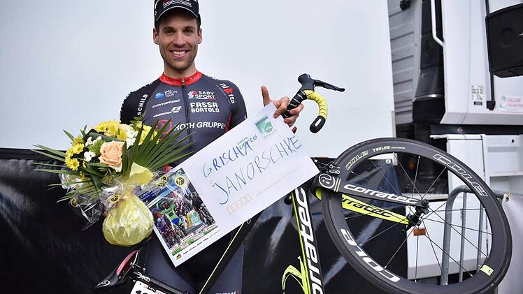 Als aktivster Fahrer der ersten Etappe bei der Sarthe-Rundfahrt erhielt Grischa Janorschke erhielt einen Preis. Foto: Team Roth/Elisa Haumesser
