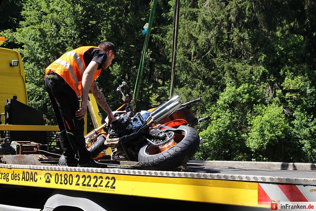 Motorradfahrer stuerzt und rutscht in Gegenverkehr - Biker verstirbt noch am Unfallort