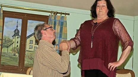 Ehemann Robert (Roland Seufert) verspricht seiner Gerda (Beate Werner) ewige Treue.  Foto: Stefan Geiger