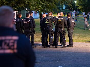 Das Ausma&szlig; der Gewalt sei erschreckend gewesen, sagt die Polizei. Die Lage bei einem Volksfest bei Stuttgart ist am Wochenende au&szlig;er Kontrolle geraten. Foto: Deniz Calagan/dpa
