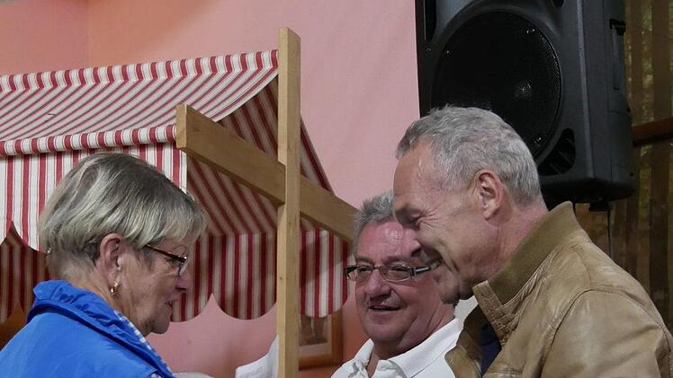 Oberbürgermeister Frank Rebhan überreicht einen Preis. Foto: Manja von Nida