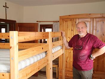 Egbert Haut schaut sich in den Zimmern um, in denen früher übernachtet werden konnte. Mit dem Verbot ist es immer ruhiger um den Turm geworden, den der Rhönklub seit 1983 betreut. Thomas Malz