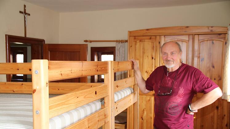 Egbert Haut schaut sich in den Zimmern um, in denen früher übernachtet werden konnte. Mit dem Verbot ist es immer ruhiger um den Turm geworden, den der Rhönklub seit 1983 betreut. Thomas Malz
