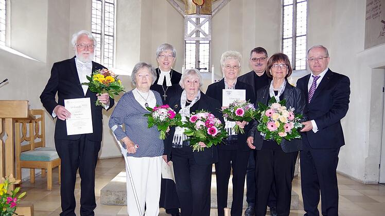 Im Kantate-Gottesdienst wurden langjährige Aktive ausgezeichnet. Das Bild zeigt (von links): Helmut Richter, Frieda Wagner, Dekanin Dorothea Richter, Else Dauer, Chormutter Heidi Diller, Landeskirchenmusikdirektor Ulrich Knörr, Ellen Götz und Kirchenmusikdirektor Marius Popp. Heike Schülein