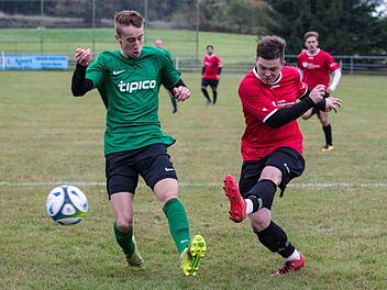 Ihre Titelambitionen unterstrich die SG Teuschnitz/Wickendorf im Topspiel gegen Neukenroth II um Luca Meißner (grünes Trikot), in dem Daniel Hertel das 3:2 in der 89. Minute erzielte (Endstand: 4:2).  Foto: H. Weiß