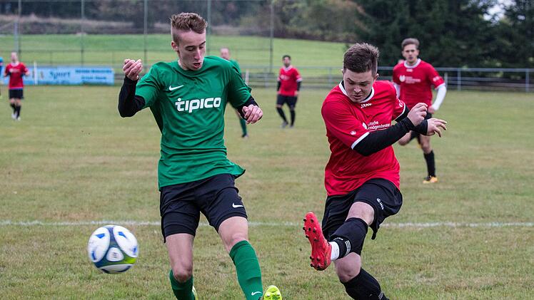 Ihre Titelambitionen unterstrich die SG Teuschnitz/Wickendorf im Topspiel gegen Neukenroth II um Luca Meißner (grünes Trikot), in dem Daniel Hertel das 3:2 in der 89. Minute erzielte (Endstand: 4:2).  Foto: H. Weiß
