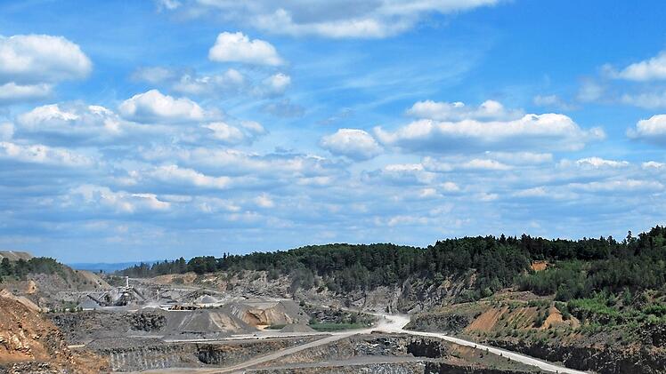 Blick in den Steinbruch auf dem Zeilberg  Foto: Norbert Schmucker