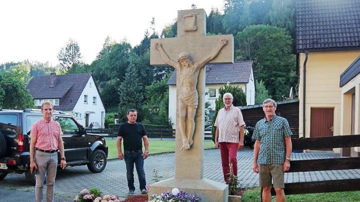 Über die gelungene Sanierung freuen sich (von links) Kreisheimatpfleger Robert Wachter, 2. OGV-Vorsitzender Klaus Sesselmann, 1. OGV-Vorsitzender Peter Mastalerz und Restaurator Wilhelm Keim. Foto: Heike Schülein