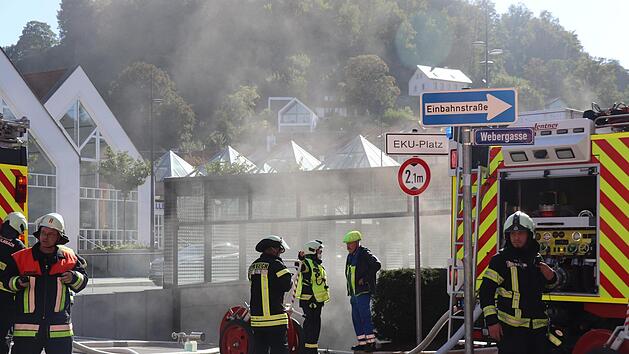 Beißender Qualm drang aus der Einfahrt zur Tiefgarage: Für die Feuerwehr kein leichtes Unterfangen, den Brandherd zu lokalisieren.  Fotos: Katrin Geyer