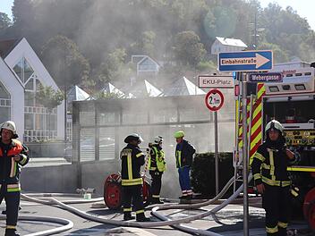 Beißender Qualm drang aus der Einfahrt zur Tiefgarage: Für die Feuerwehr kein leichtes Unterfangen, den Brandherd zu lokalisieren.  Fotos: Katrin Geyer
