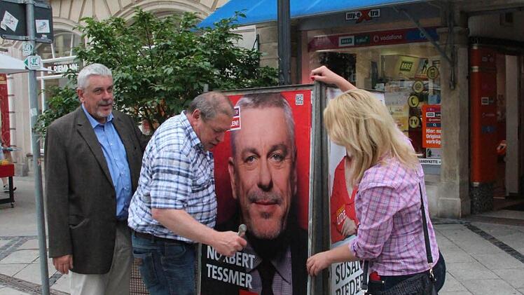 So geht Wahlkampf: Thomas Rausch und Franziska Bartl schraubten fürs Foto drei Plakatständer zusammen, wohlwollend betrachtet vom Kandidaten Norbert Tessmer.