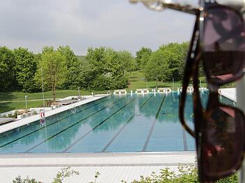 Das Becken im Freibad Höchstadt lockt zum Baden. Ab 1. Mai ist die Saison eröffnet. Foto: Christian Bauriedel