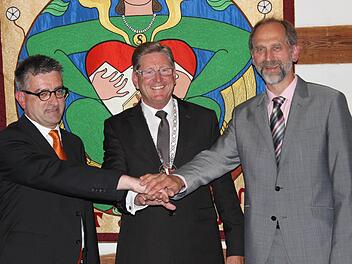 Bürgermeister Heinz Richter verspricht sich Martin Mehl (r.) ) und Andreas Pfister eine gute Zusammenarbeit.  Fotos: fra-press