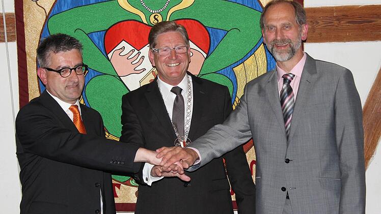 Bürgermeister Heinz Richter verspricht sich Martin Mehl (r.) ) und Andreas Pfister eine gute Zusammenarbeit.  Fotos: fra-press