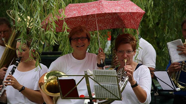 Erika Scherzer kann es: Trompete spielen und gleichzeitig einen Schirm gegen den Regen halten.