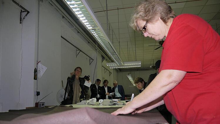 Genau werden die Lederstücke auf Narben und Löcher untersucht. Foto: Berthold Köhler