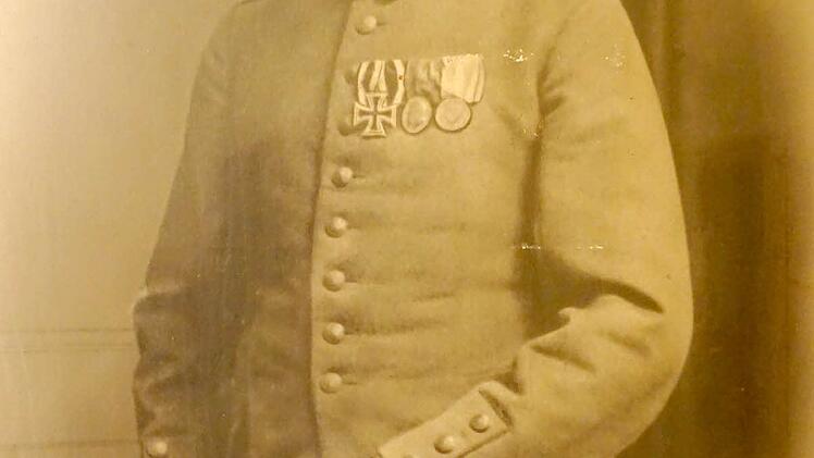 Von 1902 bis 1904 dient Hans Schiffner beim Königlich Bayerischen Leibregiment in München, weitere zwei Jahre in Erlangen. Ab 1906 wird er bei der Kulmbacher Polizei aufgenommen.