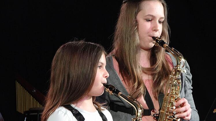 Der Schwanensee: Um das berühmte Ballett zur Musik von Pjotr Iljitsch Tschaikowski zu interpretieren, traten Nele Ziegler (links) und Sophie Trinkerl nicht als Tänzerinnen beim Sommerfest der "Ausbildungsstätte Luftgeflüster" auf die Bühne, sondern als Saxophonspielerinnen. Dabei ließen die beiden ihr Finger über die Klappen am Instrument tanzen.