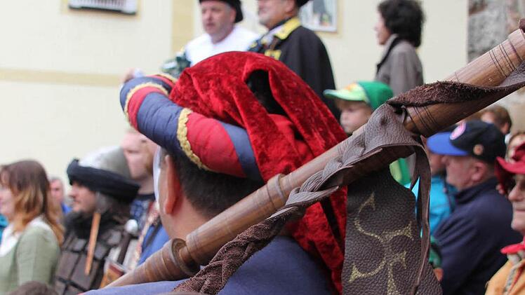 In ein Horn stießen Bürgermeister und Türmer bei der Begrüßung.Foto: Ralf Kestel