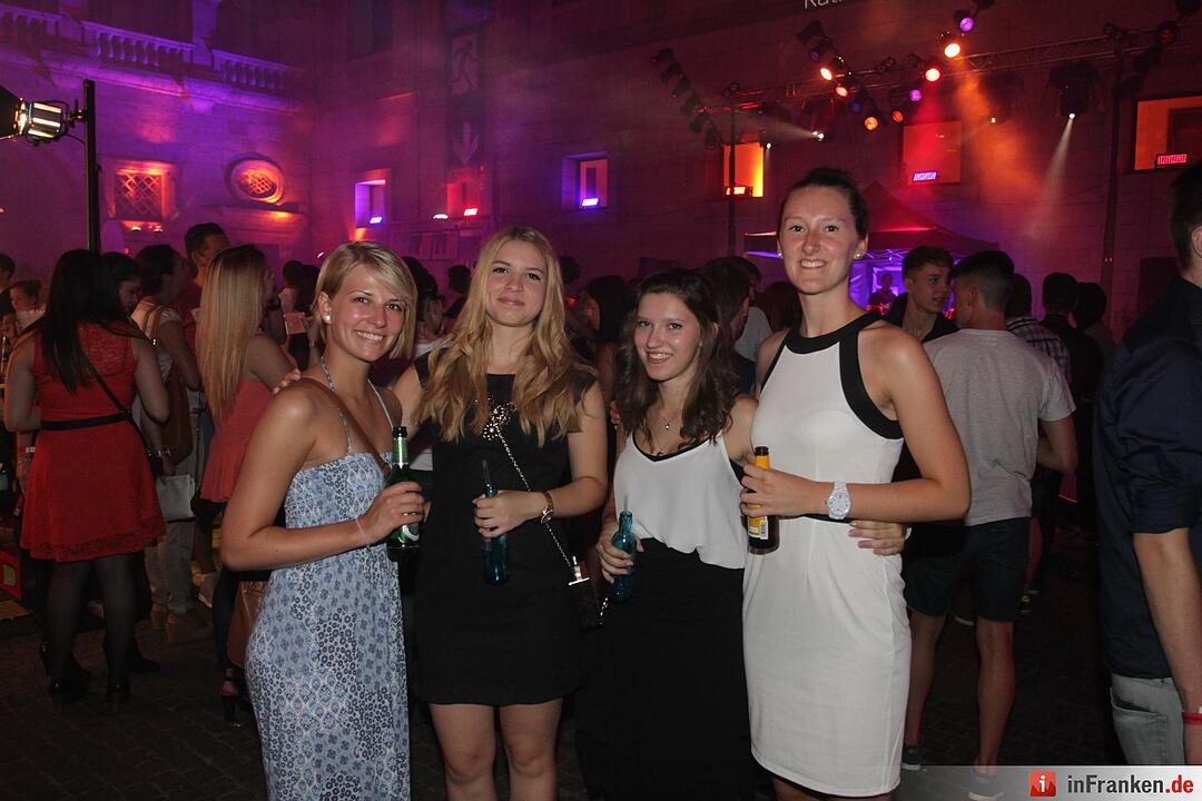 Am Freitag fand das Rathaus-Clubbing in Nürnberg statt. Zum zweiten Mal hat die Stadt ihre neuen volljährigen Bürgerinnen und Bürger zu einer Clubnight ins Rathaus eingeladen. Für alle, die in den vergangenen zwölf Monaten das 18. Lebensjahr vollendet haben, fand das Event unter dem Motto "Nürnberg loves you" statt.