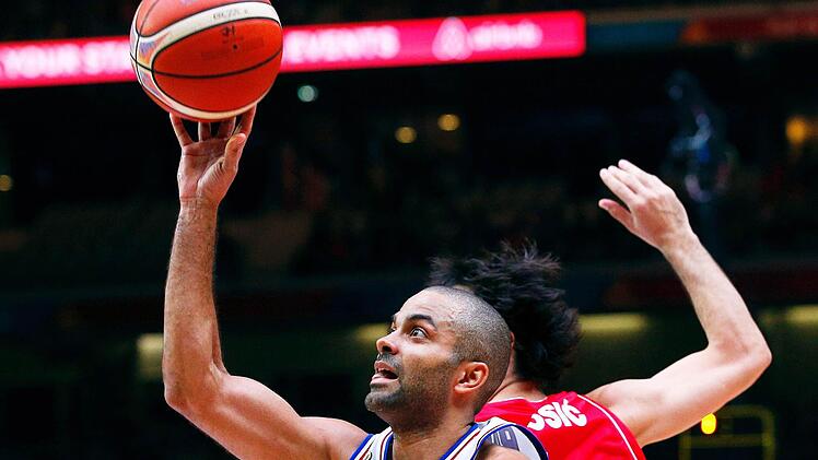 Tony Parker erzielt zwei seiner 13 Punkte. Foto: Yoan Valat/dpa