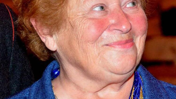 Die Ehrennadel "DBK" in Weißgold mit Brillanten, eine eigens von Malte Meinck geschaffene Auszeichnung, verliehen die "Demokratischen Bürger Bad Kissingen" (DBK) an ihre Gründerin Johanna Keul. Foto: Rauch