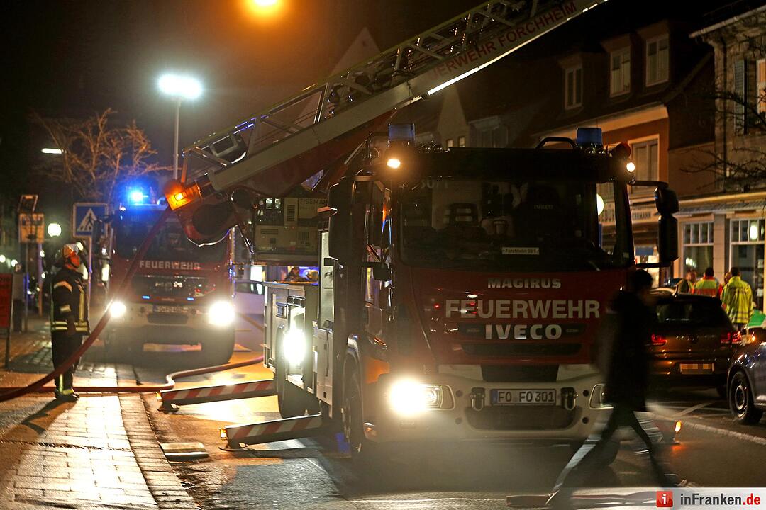 Schwelbrand an Hausfassade löst Feuerwehreinsatz in Forchheim aus