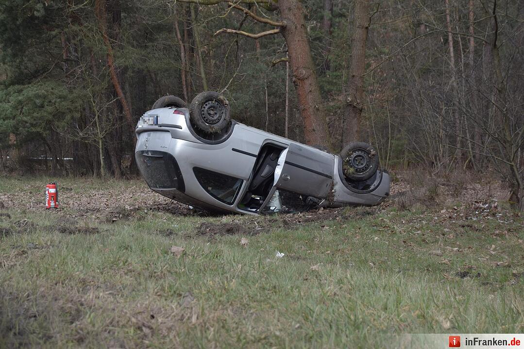 Auto überschlägt sich auf Regenburger Straße in Nürnberg