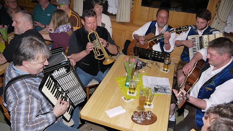 A echte Gaudi: das Wirtshaussingen in Ebersdorf bei Coburg. Foto: Berthold Köhler