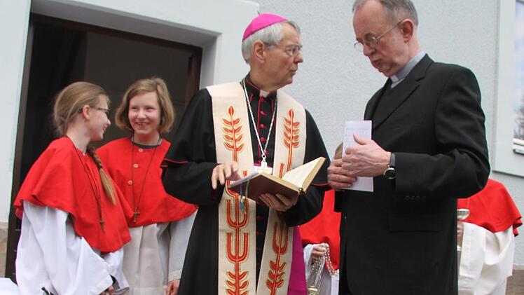 Ein großes Fest war die Einweihung des sanierten Pfarrhauses mit Erzbischof Ludwig Schick für die Pfarrei zu Unserer Lieben Frau. Foto: Sonny Adam