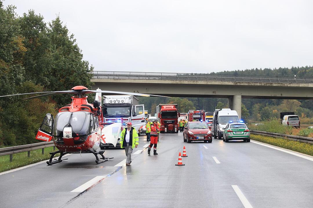A3 im Kreis Bamberg: Kleintransporter fährt ungebremst auf Stauende auf – Lebensgefahr