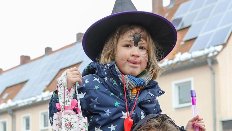 Zahlreiche Zuschauer waren wie diese kleine Hexe maskiert. Foto: RiegerPress