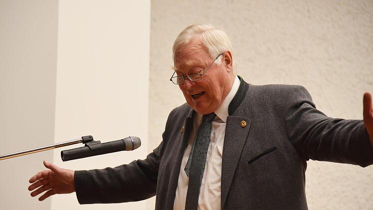 Harald Tischer sorgte mit seinem Erlebnissen in der engen Badewanne für Lacher im Publikum