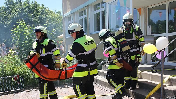Die Atemschutzgeräteträger tragen die Personen aus dem Haus und übergeben sie dem Rettungsdienst. Foto: Michael Stelzner