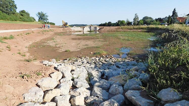 Auch wenn die derzeitige Trockenheit trübt: Bei starken Regenfällen wird das Rückhaltebecken noch wertvolle Dienste tun. Foto: Hütgens