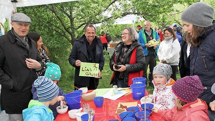 Umweltminister Thorsten Glauber (Dritter Erwachsener von links) an der Entdeckerstation "Malen mit Erde" mit der Leiterin der Umweltstation Ulrike Schäfer (rechts daneben) und dem Vorsitzenden des Fördervereins, Bürgermeister Claus Schwarzmann (l.) Foto: Mathias Erlwein
