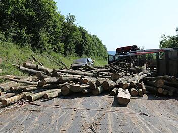 Über beide Spuren der Gegenfahrbahn lag das Holz des umgekippten Lasters verstreut. Thomas Malz